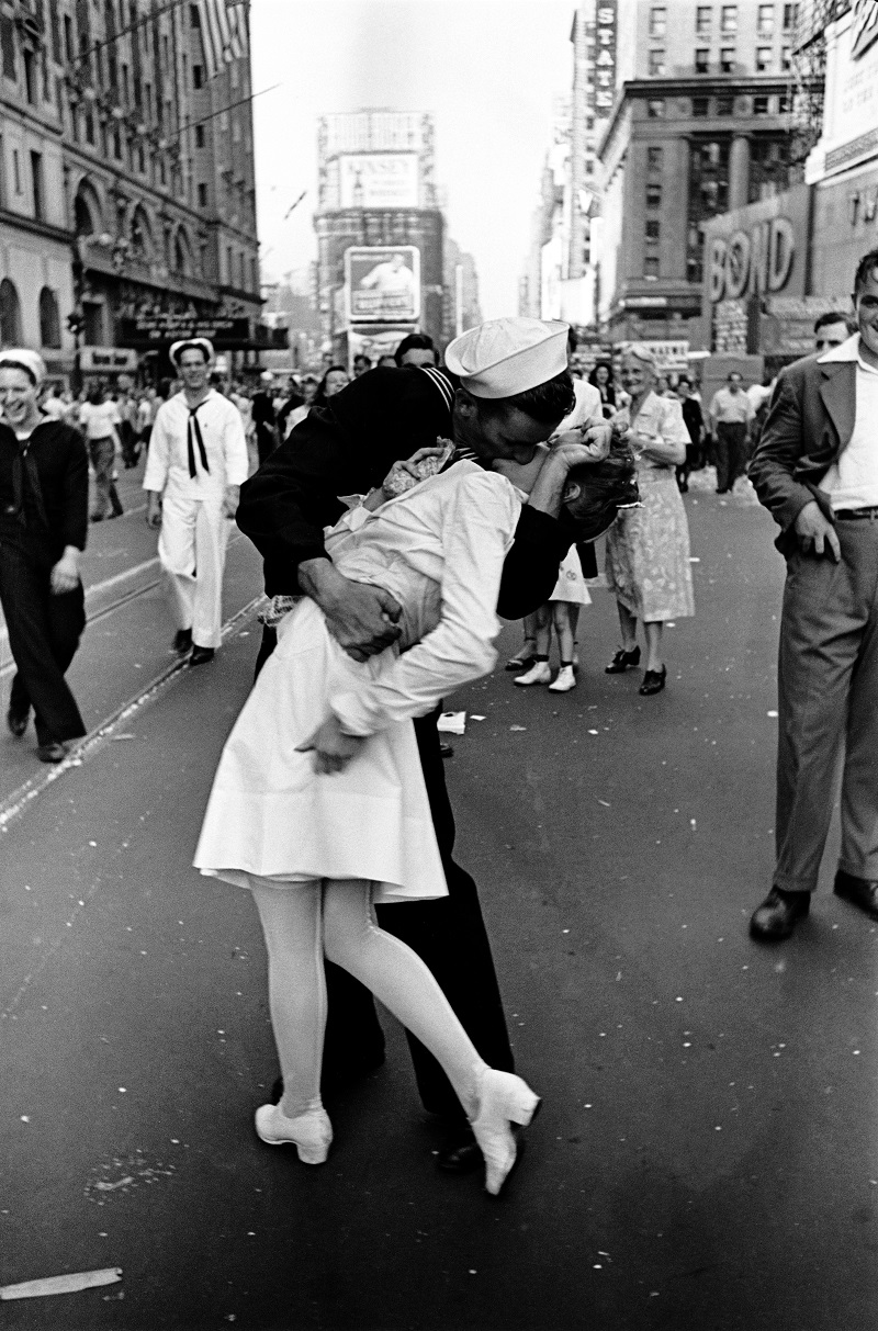 Alfred Eisenstaedt: VJ Day, Times Square, NY, 14. August 1945. Aus der Ausstellung AUGEN AUF! - 100 JAHRE LEICA-FOTOGRAFIE, 24. Oktober 2014 bis 11. Januar 2015 in den Deichtorhallen Hamburg / Haus der Photographie.