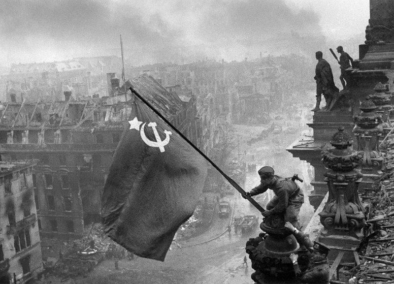 Jewgeni Chaldej: Die Flagge des Sieges , 1945 © Sammlung Ernst Volland und Heinz Krimmer. Aus der Ausstellung AUGEN AUF! - 100 JAHRE LEICA-FOTOGRAFIE, 24. Oktober 2014 bis 11. Januar 2015 in den Deichtorhallen Hamburg / Haus der Photographie.