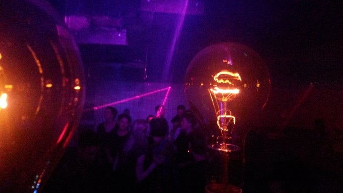 24.3. LICHTFETISCH, FERNAB & SCHAKAL – Friede, Freudenzimmer, Eierkuchen im Freudenzimmer
