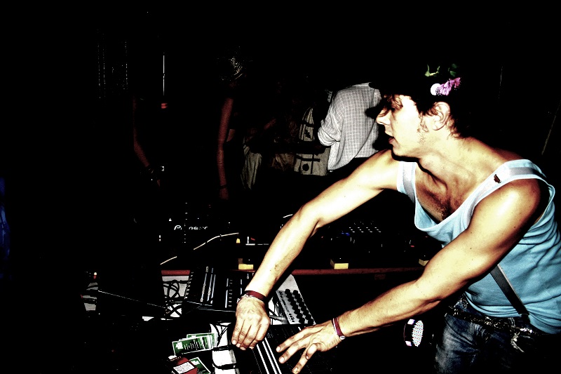 2010-08-28-funkenstroem-at-stattbad-wedding-01-by-alex-rademann