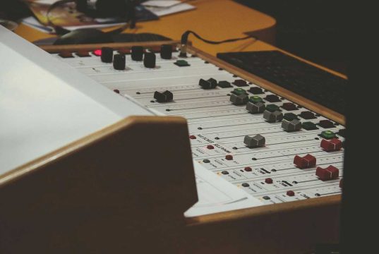 Musikkonzerne und KI-Musikplattformen