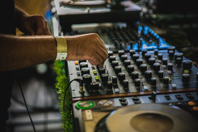 9.3. Global Roots: Thris Tian & Glenn Astro im Club Gretchen