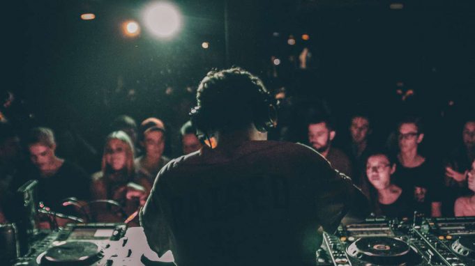 30.11. Tanzen für mehr Wissen | Berlins coolste Charity-Party zum Welt AIDS Tag im Polygon Club