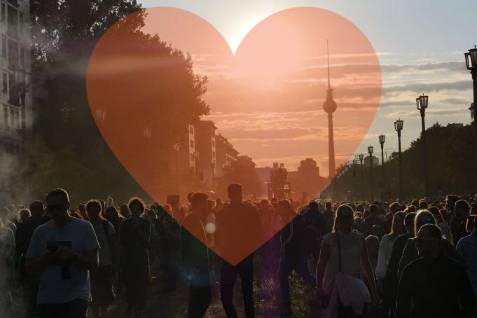 23 Musik Trucks rollen 30 Jahre nach dem Mauerfall durch Berlin… Das wird der Zug der Liebe 2019