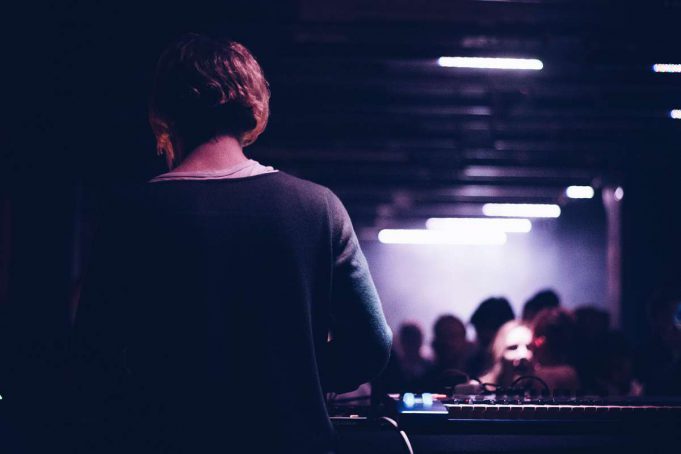 Warum sterben kleine Clubs? Ein Blick auf Mieten, Bürokratie & Gentrifizierung