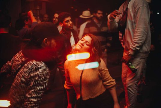 Berlin Folk Festival: Bunte Klänge und interaktive Kunst im Gretchen