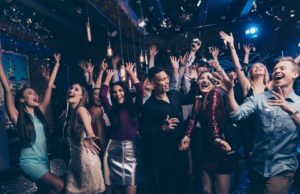 Der ideale Look zum Feiern – So bekommst du ihn hin