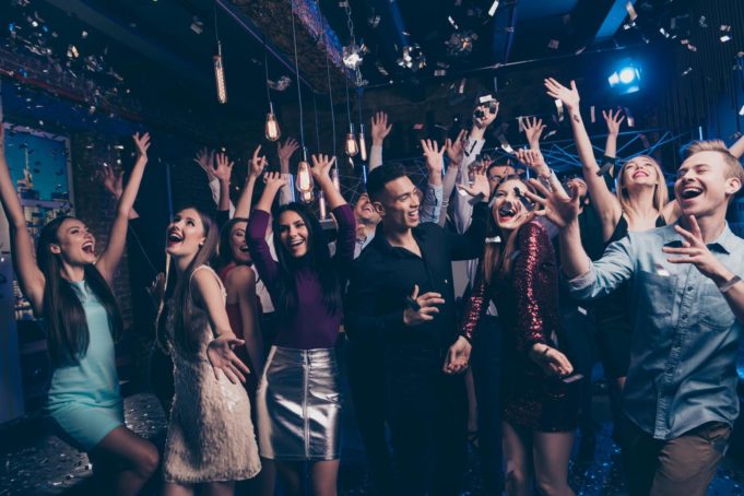 Der ideale Look zum Feiern – So bekommst du ihn hin