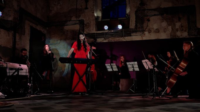 Hypnotic, glamorous, and melancholic: Realma’s theatrical live video
