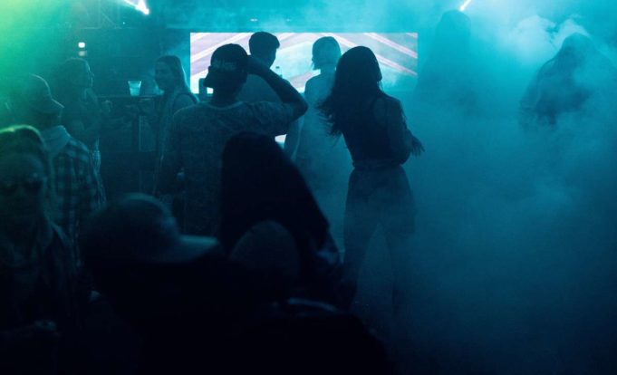 Diese Outfits gehören auf jede Party