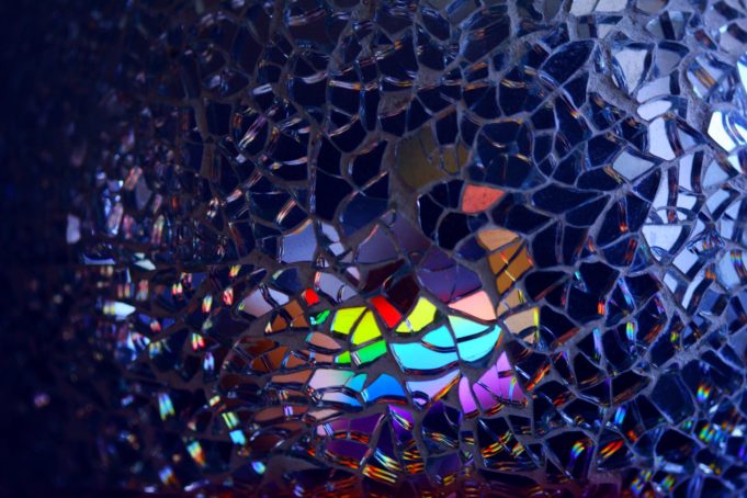 glass – hand formed matterom bis 7. August 2022 im Bröhan-Museum multicolored broken mirror decor