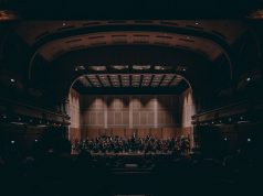 Wie entscheidet man sich bei Hunderten von Möglichkeiten für das richtige Musikkonzert? light people art dark
