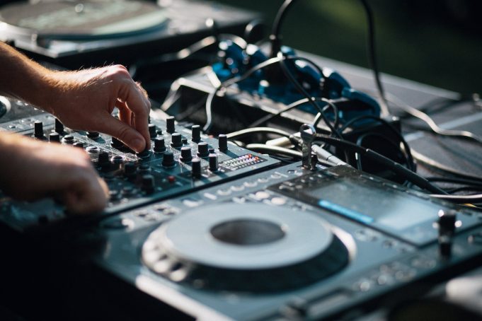 Handys am Eingang: QR-Codes und digitale Altersnachweise person playing dj mixer