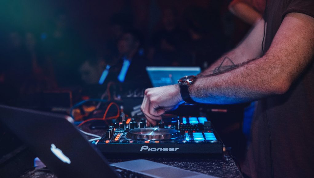 person playing dj turntable