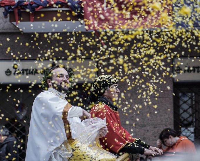 Die Akteur*innen des Karneval der Kulturen lassen die Funken sprühen! man people woman street