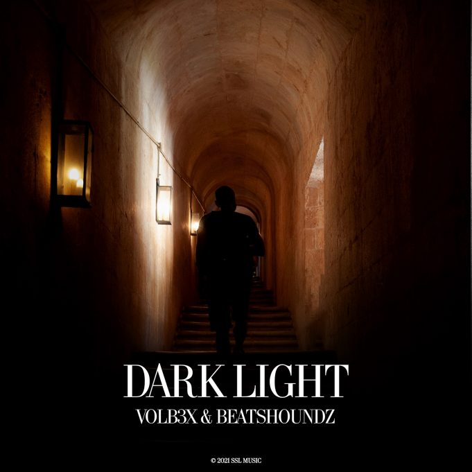 VOLB3X, BeatsHoundz celebrate their „Dark Light“ hit.
