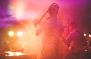 XJAZZ! for Ukraine startet Videoreihe „Distant Duos“ people performing on stage