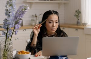 Traditionelle Gewinnlinien vs. Cluster Pays in Spielautomaten im Magius Online Casino: Welche Mechanik ist für Sie die beste? beautiful woman with red nails looking at a laptop