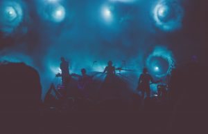 Tempelhof Sounds feiert erfolgreiche Premiere in Berlin music band performs on stage during nighttime