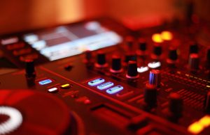 HEIDEGLÜHEN. Terminvorschau für März 205 selective focus photography of turned on mixing console