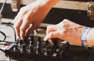 JOPLYN – I WANT TO BELIEVE dj making tune with musical equipment