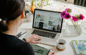Die eigene Online-Präsenz aufbauen: Wieso Instagram und Co. nicht immer ausreichen photo of person using laptop for graphic designs