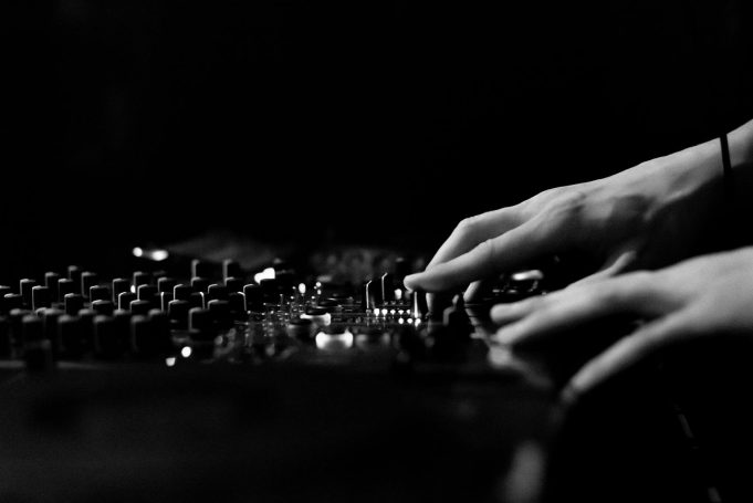 Kollektiv Turmstrasse – YAP EP hands on a console