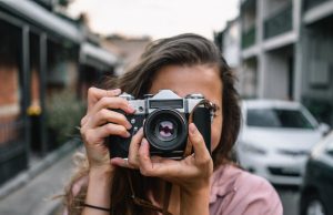 Wie kann man Stockfotografien verkaufen und damit ein stabiles Einkommen erzielen? woman using slr camera