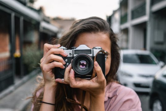 Erinnerungen an die Partynacht: Der Einfluss von Fotos auf das Clubbing-Erlebnis woman using slr camera