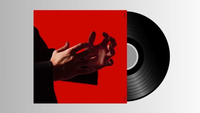 LAAKE lässt mit Piano-Elektro-Fusion „VOLT“ Funken sprühen