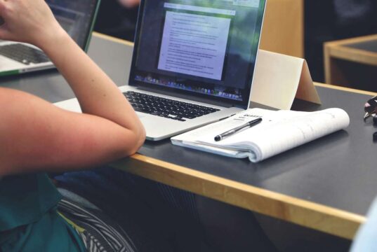 Wer schreibt meine Hausarbeit 2026 und ist das in Deutschland legal?