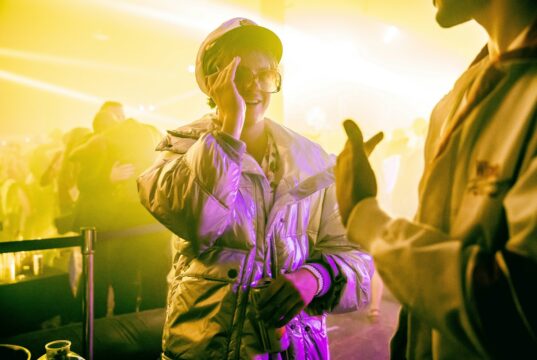 20 Jahre nach der letzten Berliner Loveparade: ARD-Doku „Love is Stronger“ zeigt den Weg zu Rave The Planet