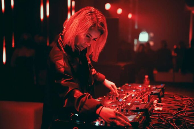 Warum Cashless-Zahlungen Und Flexible Türpolitik Das Cluberlebnis Verändern