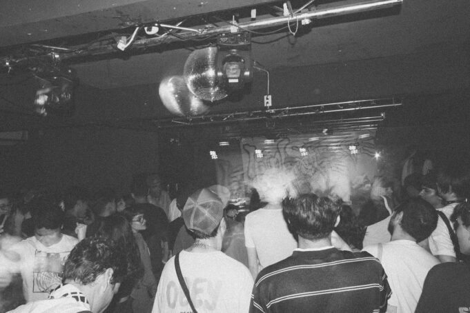 Urban Loneliness vs. Dancefloor: Wie Clubs Gen Z zurück ins echte Leben holen