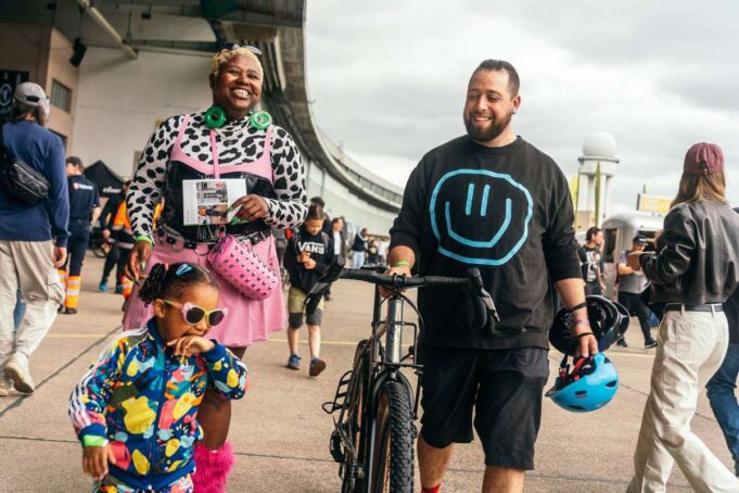 Tempelhof wird zum Bike-Rave: Die VELOBerlin checkt ein