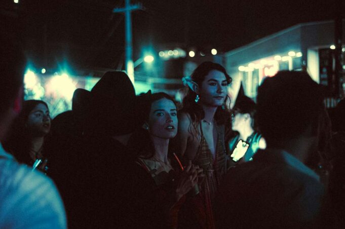 Zwei Welten kollidieren – und ein toter Schmetterling dazwischen