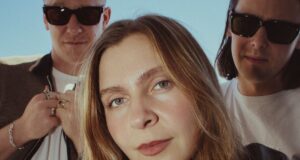 JUNGLE kündigen neues Album „Sunshine“ (VÖ: 14.08.) mit der Single „Carry On“ an