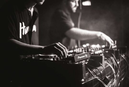 Von der Nacht zum Netz: Wie Berlins Nightlife-Szene die Creator Economy prägt und warum digitale Inhalte 2026 das neue Booking sind