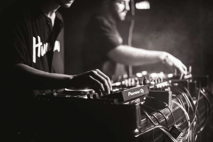 Von der Nacht zum Netz: Wie Berlins Nightlife-Szene die Creator Economy prägt und warum digitale Inhalte 2026 das neue Booking sind